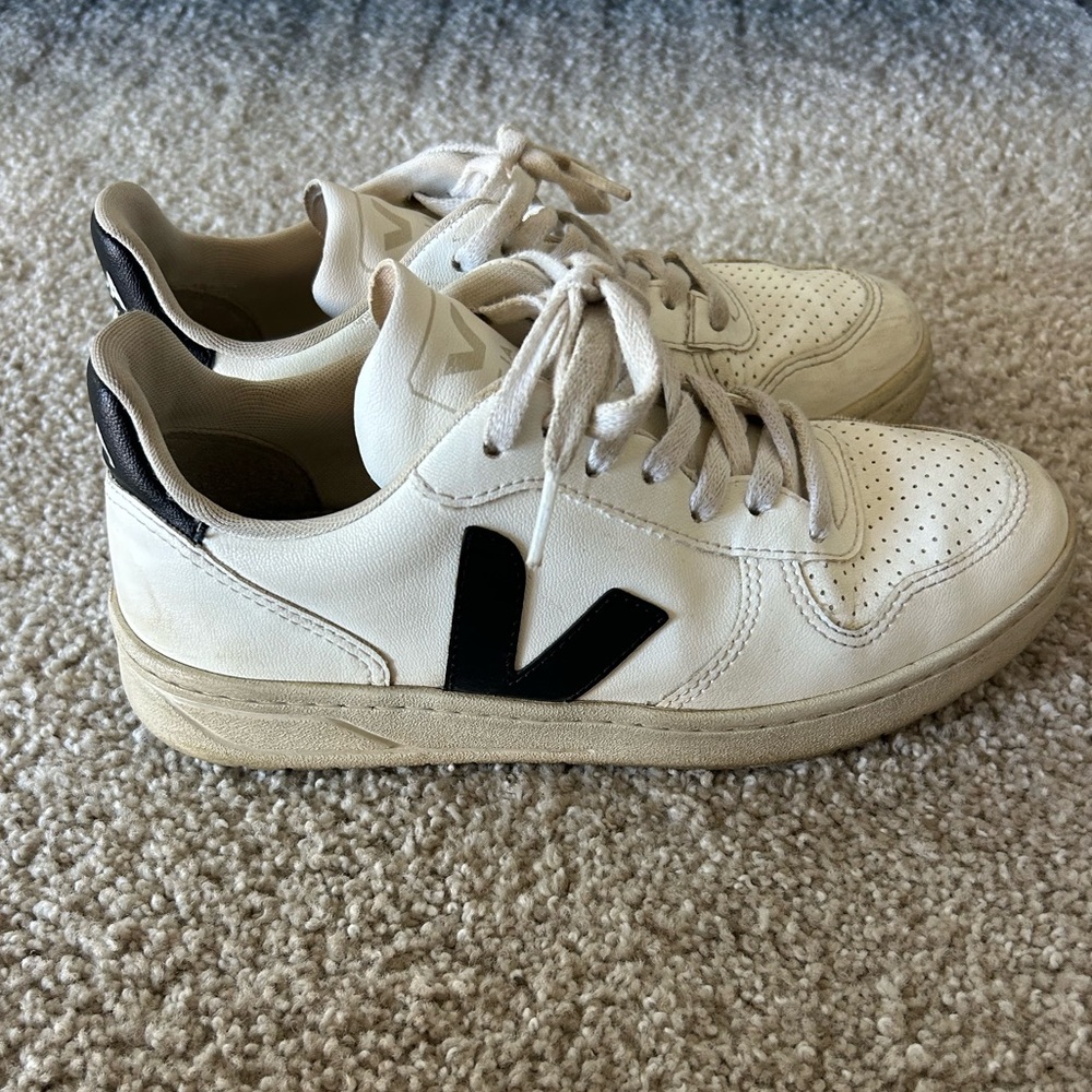 Veja V-10 leather sneakers - Size 7